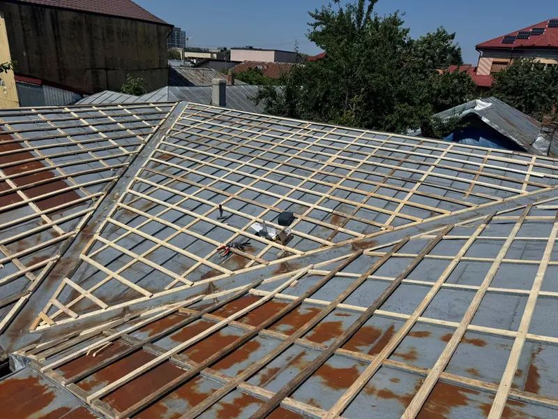 Caroiaj de șipci pe un acoperiș cu multe ape, cu coame de colț și dolii