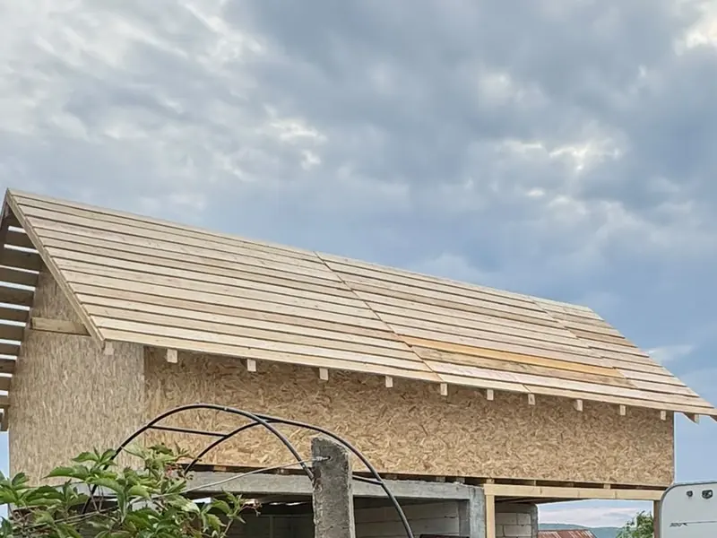 Construcție din lemn cu pereți din plăci OSB și astereala bătută pe acoperiș